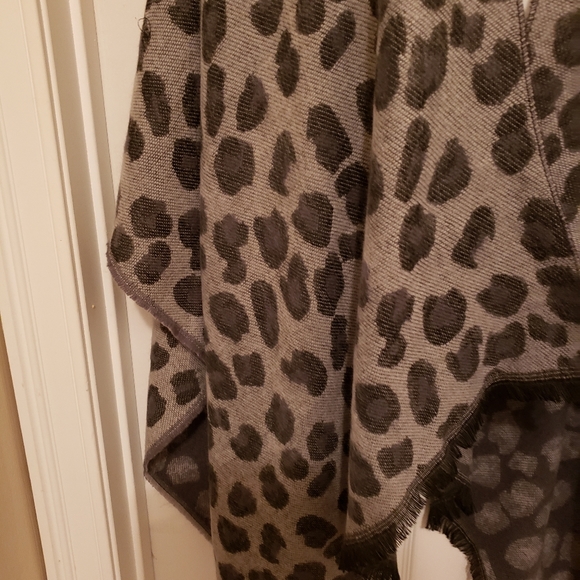 NWOT! ULTIMATE SOFT Animal Print Wrap - Picture 3 of 8